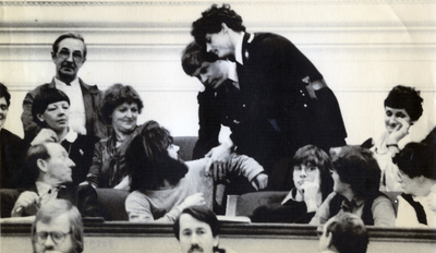 803916 Afbeelding van een aktievoerder tegen de aanleg van de Rijksweg 27 door het landgoed Amelisweerd tussen Utrecht ...